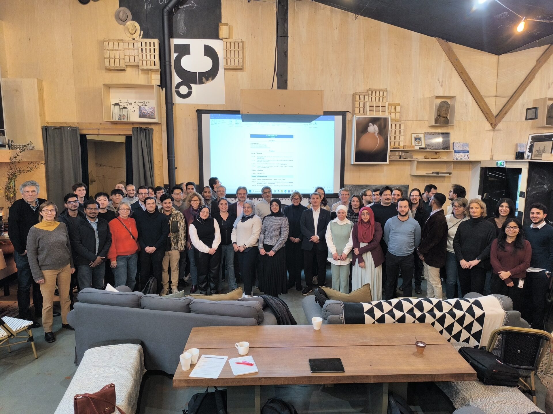 Photo de groupe du laboratoire Catalyse & spectrochimie prise lors du séminaire scientifique du 21 novembre 2025
